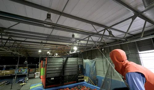 El dispositivo tiene siete lanzadores que se recargan. Foto: captura de YouTube El dispositivo tiene siete lanzadores que se recargan. Foto: captura de YouTube