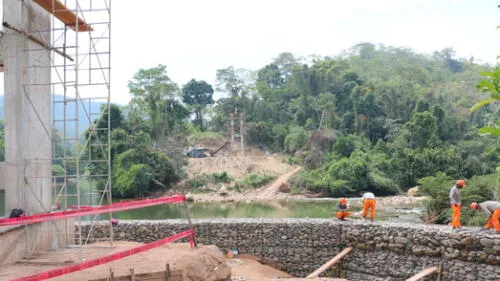 Puente colgante de Bagazán se construye sobre el río Pachicilla, en el distrito de Pachiza. Foto: Goresam