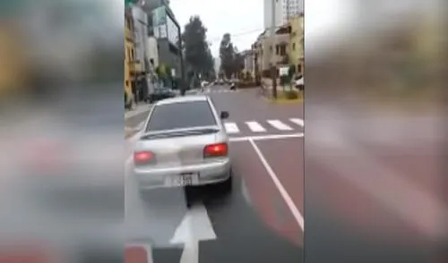 El vehículo plateado de placa C5Q332 hace caso omiso a la alerta. Foto: Twitter @cholega El vehículo plateado de placa C5Q332 hace caso omiso a la alerta. Foto: Twitter @cholega