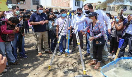 Colocan primera piedra en obra de construcción de carretera. Foto: La República