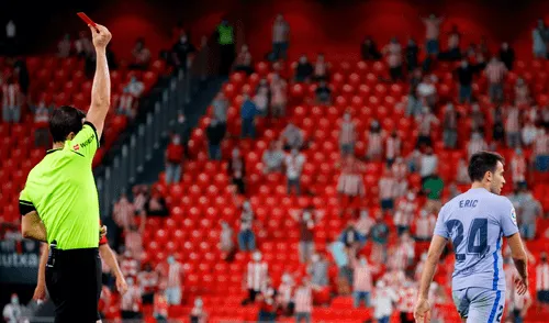 Eric García recibió la segunda tarjeta amarilla, por ende la roja, sobre el final del encuentro. Foto: EFE Eric García recibió la segunda tarjeta amarilla, por ende la roja, sobre el final del encuentro. Foto: EFE