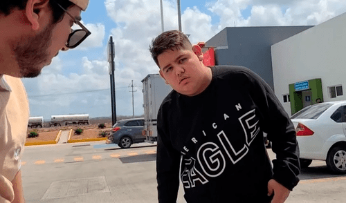 El muchacho ingresó al baño y cuando salió se dio cuenta que había quedado varado en medio de la carretera. Foto: captura de YouTube El muchacho ingresó al baño y cuando salió se dio cuenta que había quedado varado en medio de la carretera. Foto: captura de YouTube