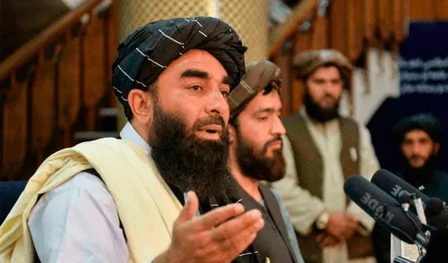 Muyahid pidió a las mujeres afganas que tuvieran que ir al trabajo que se quedaran en casa por el momento. Foto: AFP