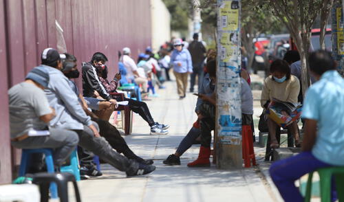 Decenas de personas permanecen en el exterior del colegio San José. Foto: Clinton Medina/La República