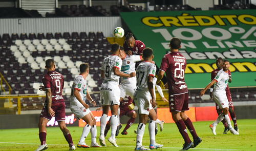 Watson conectó de cabeza y colocó el 2-2 ante el Alajuelense en el clásico tico. Foto: twitter Deportivo Saprissa.