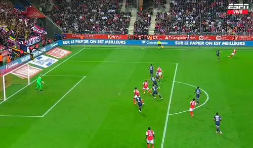 Reims había emparejado las acciones frente al PSG, pero el juez del partido anuló el tanto. Foto: captura ESPN Reims había emparejado las acciones frente al PSG, pero el juez del partido anuló el tanto. Foto: captura ESPN