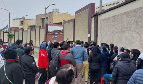 Miles de trujillanos pernoctaron para conseguir su dosis de Sinopharm contra la COVID-19. Foto: difusión Miles de trujillanos pernoctaron para conseguir su dosis de Sinopharm contra la COVID-19. Foto: difusión