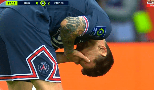 Lionel Messi adolorido tras recibir un fuerte golpe a la altura del rostro en el PSG vs. Reims. Foto: captura de ESPN