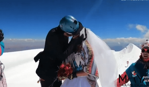 Jhonny le pidió matrimonio a Heydi en el pico del Huayna Potosí a 6.088 metros de altitud. Foto: Captura de YouTube Jhonny le pidió matrimonio a Heydi en el pico del Huayna Potosí a 6.088 metros de altitud. Foto: Captura de YouTube