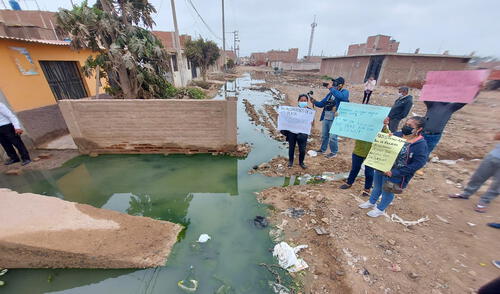 Aguas servidas están acumuladas alrededor de las viviendas. Foto: Clinton Medina/La República.