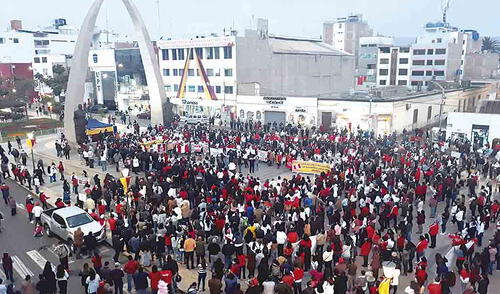 Reclamo. Cientos protestaron ayer por el uso de la bandera el 28 de agosto. Reclamo. Cientos protestaron ayer por el uso de la bandera el 28 de agosto.