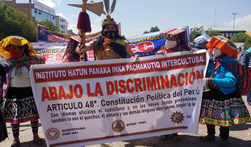 Manifestantes utilizaron trajes típicos durante marcha. Foto: La República