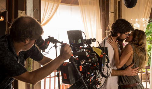 Los actores Álvaro Morte e Itziar Ituño bajo la cámara del director de La casa de papel. Foto: difusión Los actores Álvaro Morte e Itziar Ituño bajo la cámara del director de La casa de papel. Foto: difusión