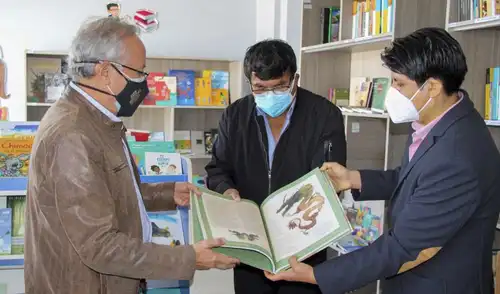 Entrega de textos servirá para mejorar bibliotecas de los municipios. Foto: Ministerio de Cultura