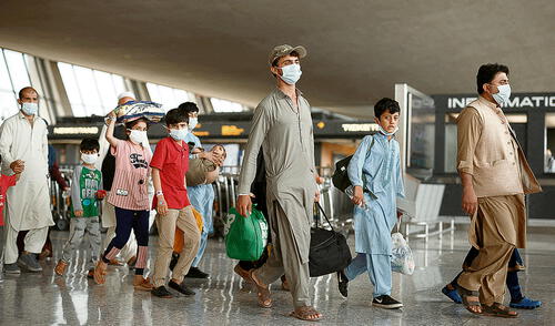 Reto. Familias afganas que llegaron a E.E.U.U deberán adaptarse a un nuevo estilo de vida muy lejos de su país convulso. Foto: AFP