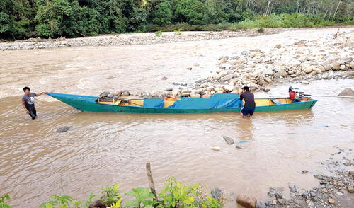 Transporte. El gas se lleva en peque peque a Tangoshiari.