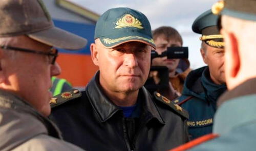 El ministro de Emergencias de Rusia, Yevgeny Zinichev (centro), durante la inspección de una nueva estación de bomberos en Norilsk, Rusia. Foto: EFE