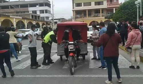 Transeúntes subieron a la víctima a un mototaxi y lo trasladaron al hospital. Foto: captura de La Ribereña Guadalupe Transeúntes subieron a la víctima a un mototaxi y lo trasladaron al hospital. Foto: captura de La Ribereña Guadalupe
