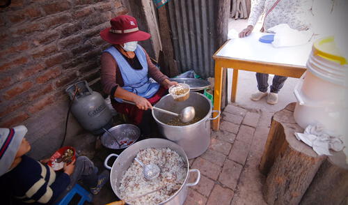 Ollas comunes alimentan a centenares de familias pobres. Foto: Oswald Charca/La República Ollas comunes alimentan a centenares de familias pobres. Foto: Oswald Charca/La República