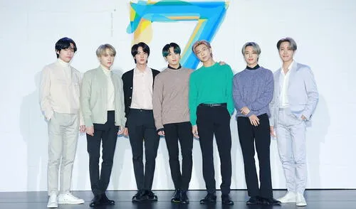 V, Suga, Jin, Jungkook, RM, Jimin y J-Hope en conferencia por el estreno de MOTS7. Foto: BIGHIT MUSIC