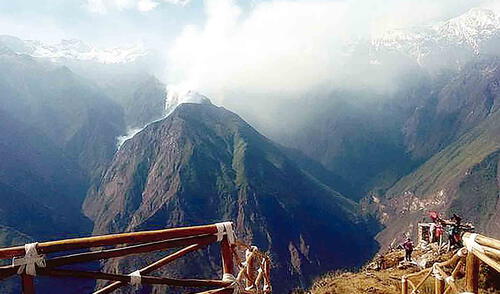 A lo lejos. La zona es inaccesible, ni siquiera helicópteros pueden llevar agua para apagar el fuego.
