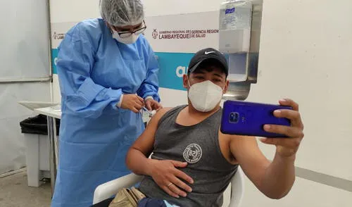 Los jóvenes se mostraron emocionados por recibir su primera dosis de la vacuna. Foto: La República. Los jóvenes se mostraron emocionados por recibir su primera dosis de la vacuna. Foto: La República.