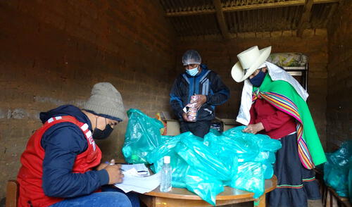 Comunidad afectada por la pandemia recibe alimentos de programa social. Foto: difusión
