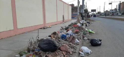 Desperdicios se acumulan en exteriores de colegio Naylamp de Chiclayo. Foto: La República Desperdicios se acumulan en exteriores de colegio Naylamp de Chiclayo. Foto: La República