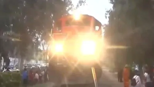 La mujer intentó ganarle el paso al tren pero tropezó. Foto: captura Tv Perú