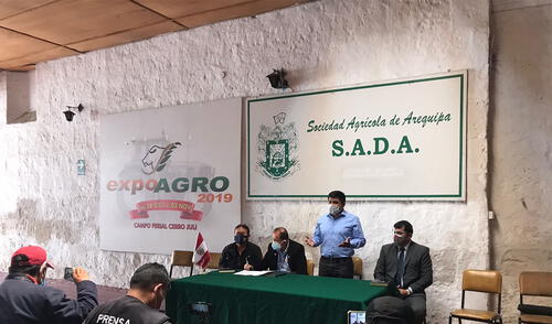 Productores de leche expusieron su situación en una conferencia de prensa. Foto: Oswald Charca/La República