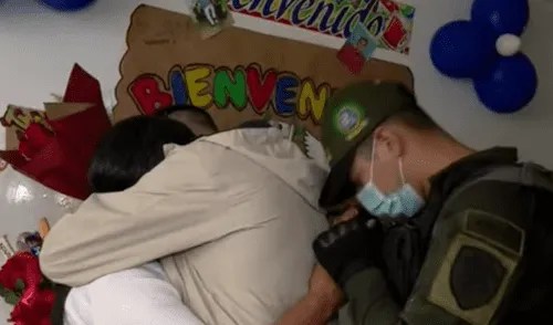 El oficial buscó a su hermano durante días y pudo reunirlo nuevamente con su familia. Foto: captura de YouTube