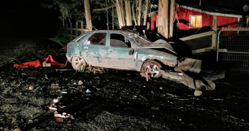 Un representante de la Compañía de Bomberos confirmó que los árboles impidieron que el auto chocara con una casa. Foto: Radio BioBio Un representante de la Compañía de Bomberos confirmó que los árboles impidieron que el auto chocara con una casa. Foto: Radio BioBio