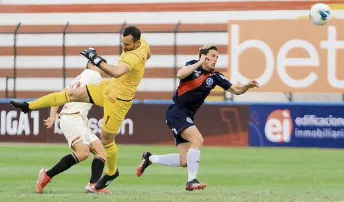 Al acecho. El argentino Alexis Rodríguez aprovechó la descoordinación en la zaga crema para convertir su primer gol con camiseta de Municipal. Foto: difusión Al acecho. El argentino Alexis Rodríguez aprovechó la descoordinación en la zaga crema para convertir su primer gol con camiseta de Municipal. Foto: difusión