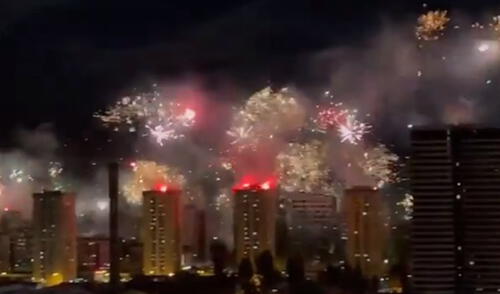 El cielo nocturno de Sarajevo se vio iluminado por un impresionante despliegue de pirotecnia. Foto: captura de video/Klix.ba
