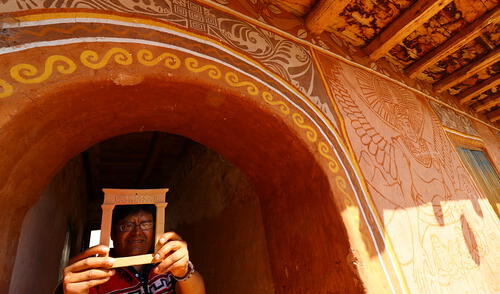Muralista. El trazo y la temática de Yuri Guevara están inspirados en la tradición cusqueña. Fotografía: Roberto Ochoa Muralista. El trazo y la temática de Yuri Guevara están inspirados en la tradición cusqueña. Fotografía: Roberto Ochoa