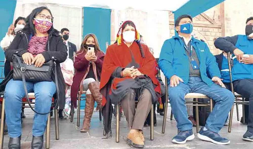 En silencio. Presidente ejecutivo de EsSalud y primera dama evitaron dar declaraciones a los medios de comunicación. En silencio. Presidente ejecutivo de EsSalud y primera dama evitaron dar declaraciones a los medios de comunicación.