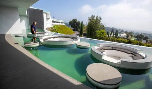 La mansión se extiende sobre 100.000 pies cuadrados y posee cuatro piscinas. Foto: The Sun La mansión se extiende sobre 100.000 pies cuadrados y posee cuatro piscinas. Foto: The Sun