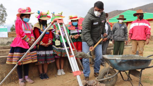 Ceremonia de colocación de la primera piedra del mejoramiento del sistema de riego Yamor-Jarachacra. Foto: PSI