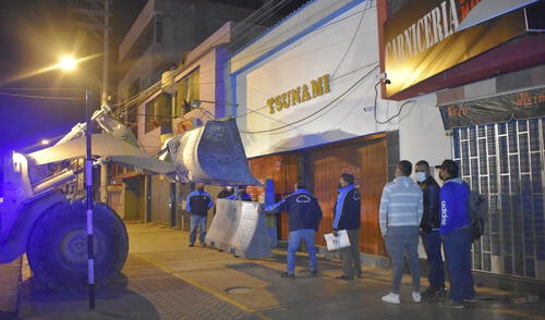 Con maquinaria pesada, se colocaron los bloques de cemento en el local nocturno. Foto: Municipio de J.L.B. y Rivero