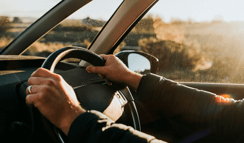 “No solo se apropió del vehículo, comportándose como señor y dueño, sino que se encuentra lucrando con él al circular libremente por las autopistas de la región Metropolitana”, puntualizó la concesionaria. Foto: T13