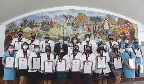 Reconocimiento. Personal de salud fue condecorado. Foto: La República Reconocimiento. Personal de salud fue condecorado. Foto: La República