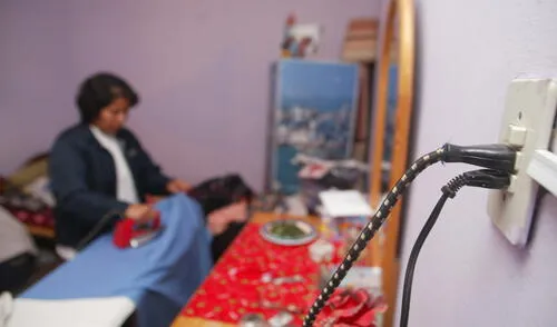 Un consejo al usar la plancha es desconectarla cuando faltan pocas prendas, pues con el calor con el que queda puede ser suficiente para terminar la labor. Foto: La República Un consejo al usar la plancha es desconectarla cuando faltan pocas prendas, pues con el calor con el que queda puede ser suficiente para terminar la labor. Foto: La República