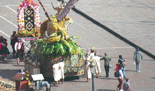 Transformers: el despertar de las bestias tuvo como escenografía a la Plaza Mayor del Cusco. Foto: La República Transformers: el despertar de las bestias tuvo como escenografía a la Plaza Mayor del Cusco. Foto: La República