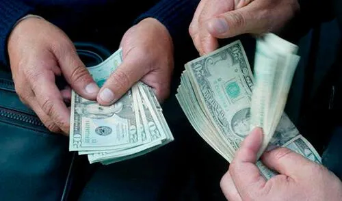 El precio del dólar BCV es revisado tanto por compradores como por comerciantes en Venezuela. Foto: EFE