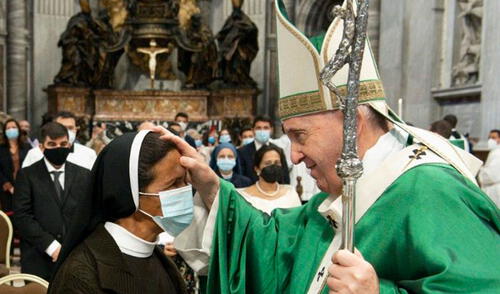 La hermana Narváez se ha reunido con el Papa Francisco inmediatamente después de la Misa de inauguración del Sínodo. Foto: Vaticannews.va La hermana Narváez se ha reunido con el Papa Francisco inmediatamente después de la Misa de inauguración del Sínodo. Foto: Vaticannews.va