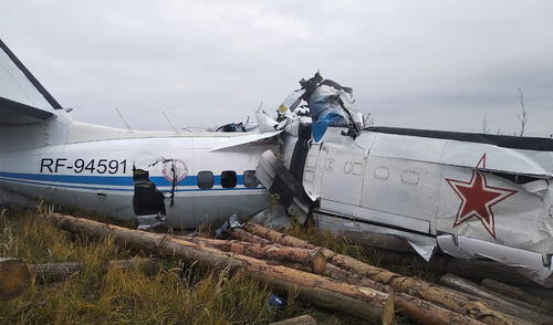 Los restos del avión L-410 cerca de la ciudad de Menzelinsk. Según la agencia de noticias Interfax, el avión pertenecía a la Sociedad Voluntaria de Asistencia al Ejército, Aviación y Armada de Rusia. Foto: Russian Emergency Ministry/AFP