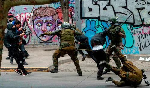 La Policía antidisturbios se enfrenta con manifestantes durante una protesta de indígenas mapuches en el centro de Santiago. Foto: AFP