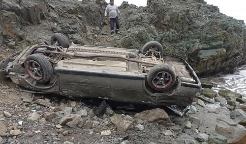 Uno de los vehículos cayó por la pendiente y quedó llantas arriba. Foto: Cortesía PNP