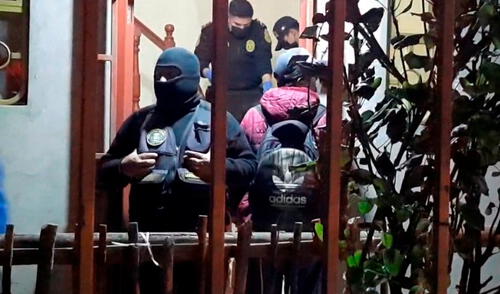 Cuerpo de la víctima quedó en la entrada de la vivienda donde alquilaba un cuarto. Foto: video captura La Caña.pe Cuerpo de la víctima quedó en la entrada de la vivienda donde alquilaba un cuarto. Foto: video captura La Caña.pe