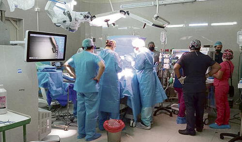 Equipo. Un total de 25 profesionales de la salud participaron en la intervención quirúrgica. Foto: Geresa Arequipa